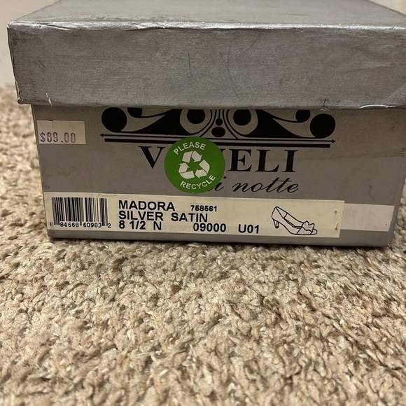 Vaneli Di Notte Silver Satin Peep Toe Heels - Picture 12 of 13